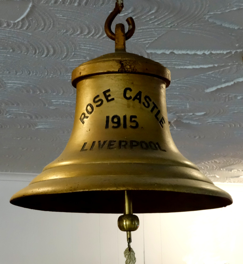 la cloche du navire, en laiton, portant l’inscription « Rose Castle, 1915, Liverpool »
