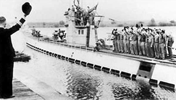 photo d’un U-boot allemand et de son équipage se trouvant sur la passerelle et faisant des signes de la main, au départ du port