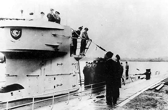 photo d’un U-boot allemand et de son équipage amarré à un quai