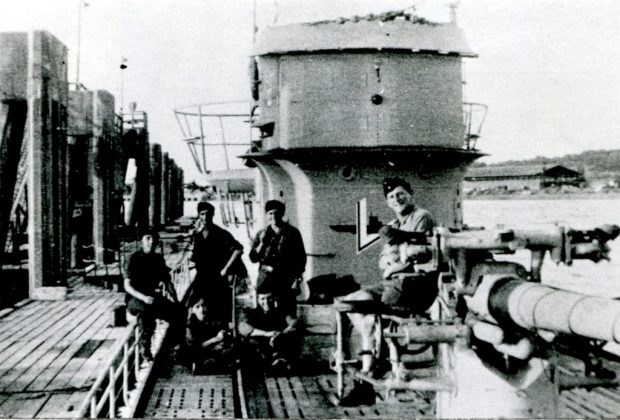 photo non officielle d’un sous-marin allemand et de son équipage amarré à un quai