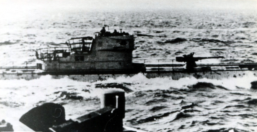 photo d’un sous-marin allemand en mer, montrant la tourelle de commandement et le canon de pont
