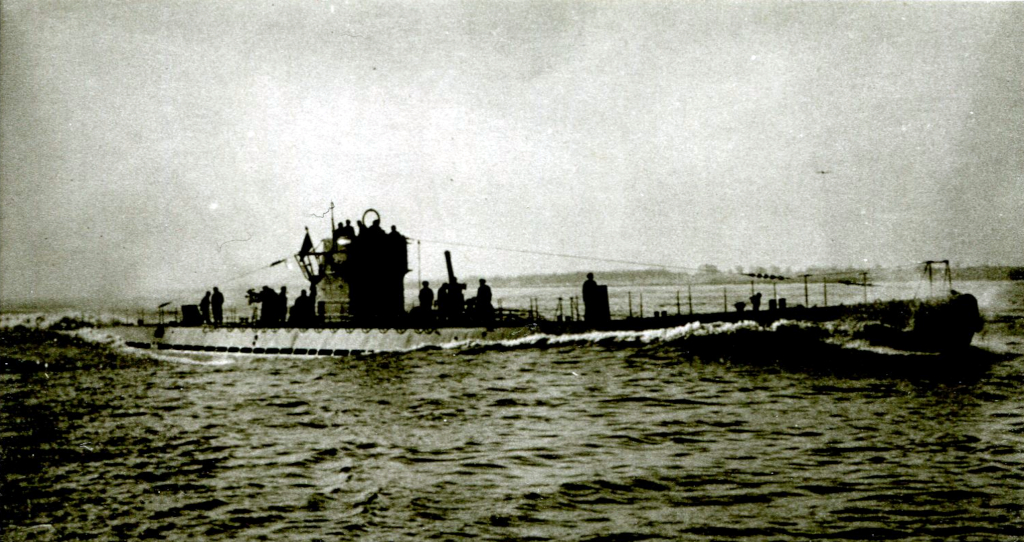 Un U-boot allemand en mer avec quelques membres d’équipage sur la passerelle