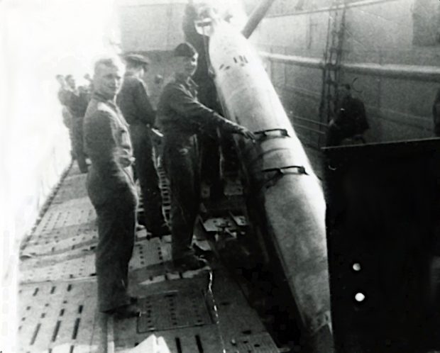 photo de marins de la marine chargeant une torpille dans un sous-marin allemand