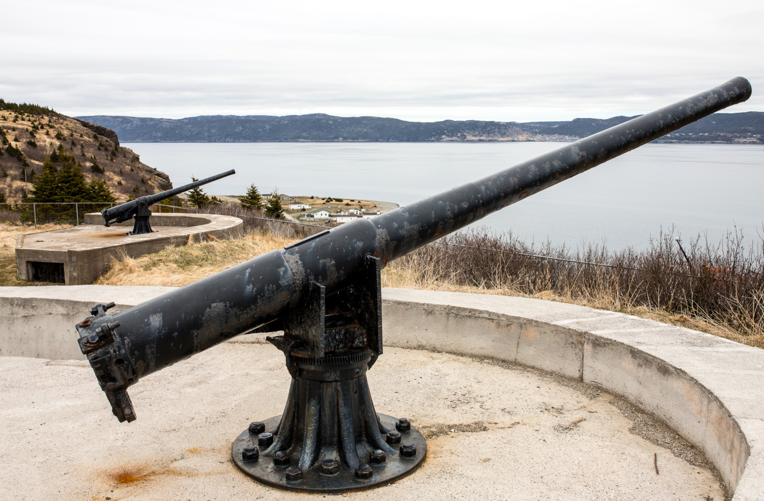 Deux canons de défense côtière sur des plates-formes en béton sur Bell Island