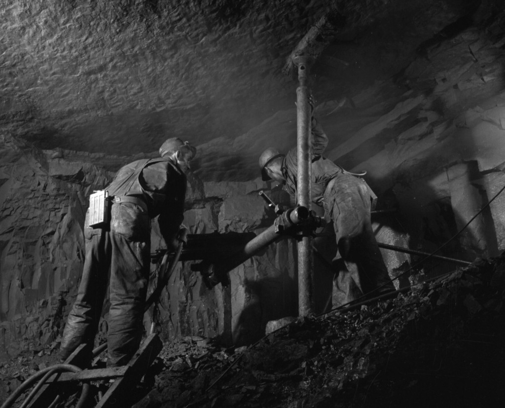 Deux travailleurs opérant une foreuse de roches dans un puits de mine à Bell Island