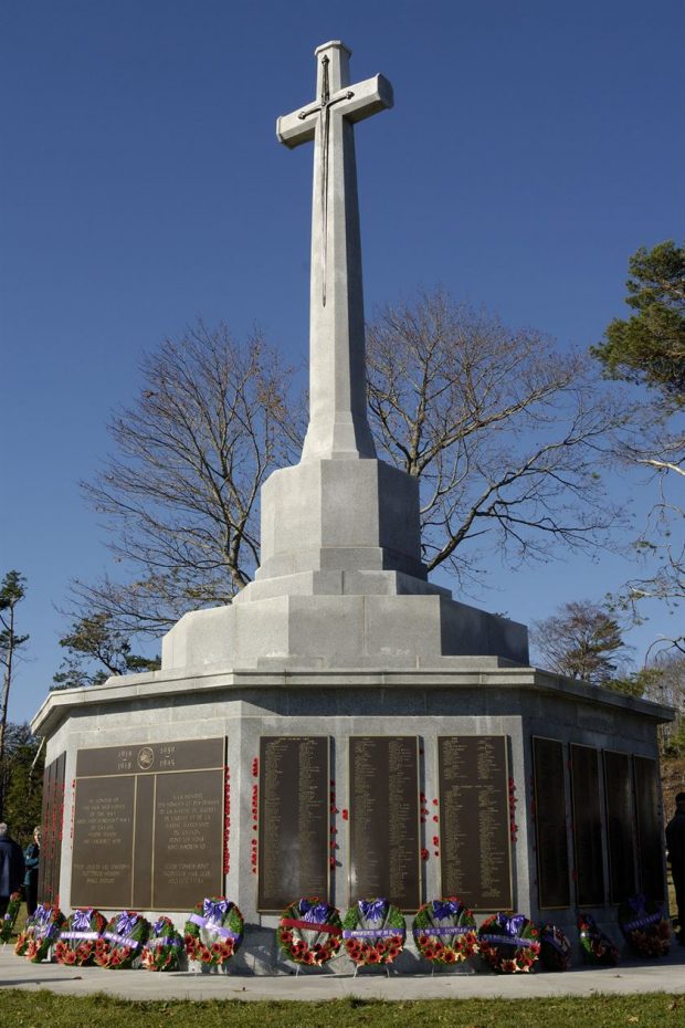 Monument avec une grande croix de pierre au-dessus de plaques de bronze indiquant les noms des Canadiens morts à la guerre