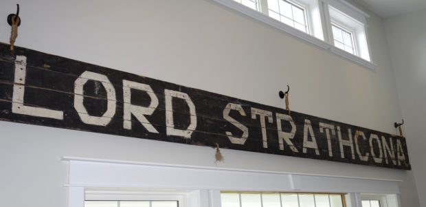 Plaque d’identification en bois de l’épave du Lord Strathcona