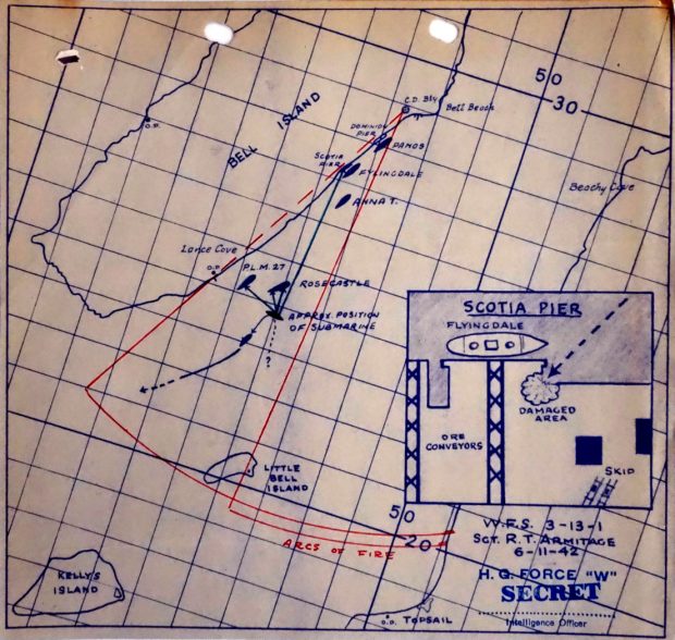 Carte de la deuxième attaque par un U-boot montrant la position de 5 navires, la trajectoire du U-boot et les canons côtiers de Bell Island