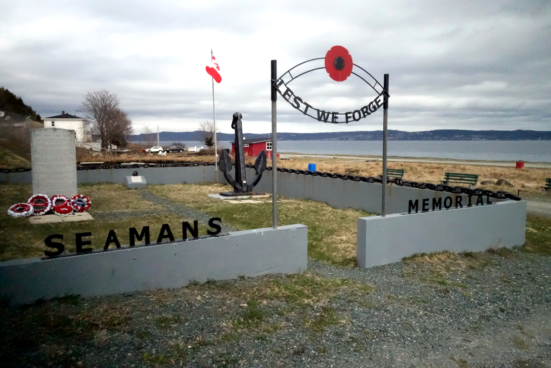 Le Seaman’s Memorial avec un monument en pierre, une ancre, un drapeau canadien et un portail au-dessus de laquelle se trouve l’inscription « Nous nous souviendrons d’eux » et un coquelicot