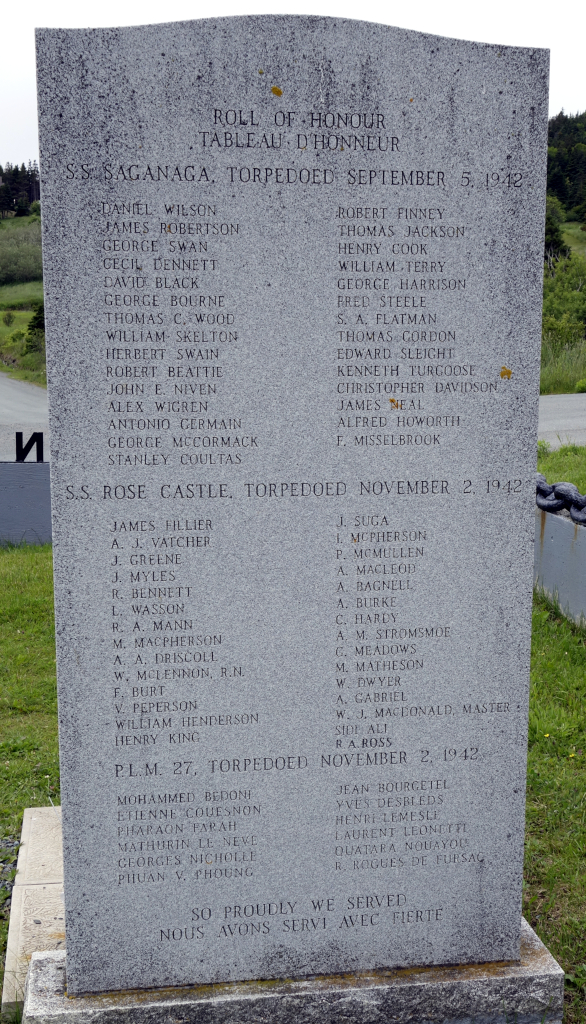 Un monument en pierre au Seaman’s Memorial énumérant les noms des marins morts, Lance Cove, Bell Island