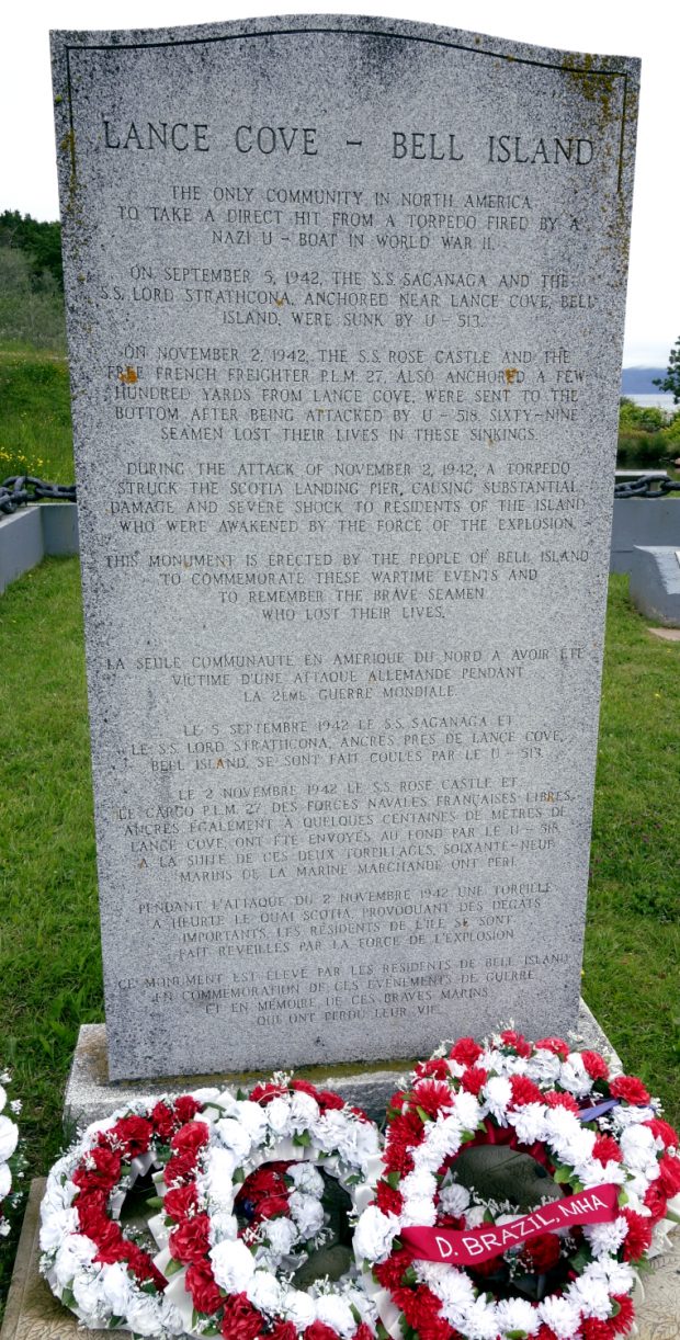 Monument en pierre présentant un compte-rendu des attaques par des U-boot et des naufrages de 1942