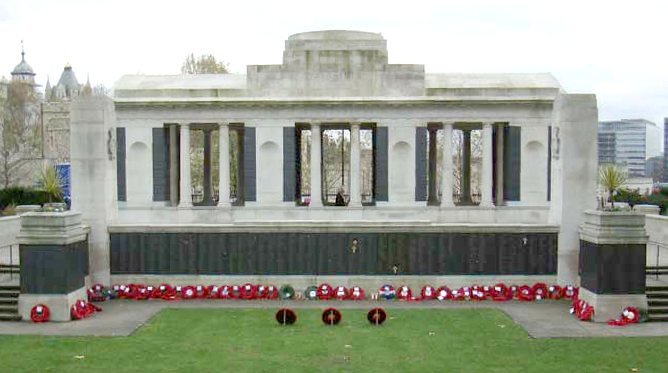 Grand monument en pierre avec une colonnade et des plaques de bronze énumérant les noms des marins de la marine marchande morts