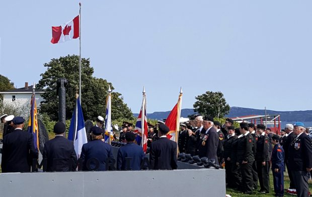 des hommes et des femmes en uniforme lors d’une cérémonie commémorative