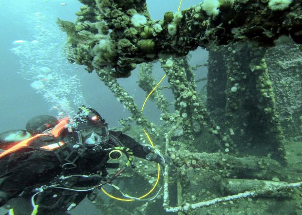 Un plongeur de la marine sous l’eau sur l’épave du Rose Castle