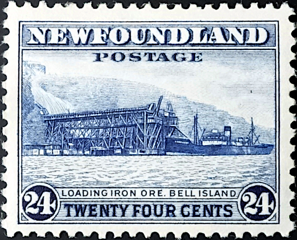 Un timbre-poste de Terre-Neuve montrant un navire à un quai de chargement de minerai de fer à Bell Island