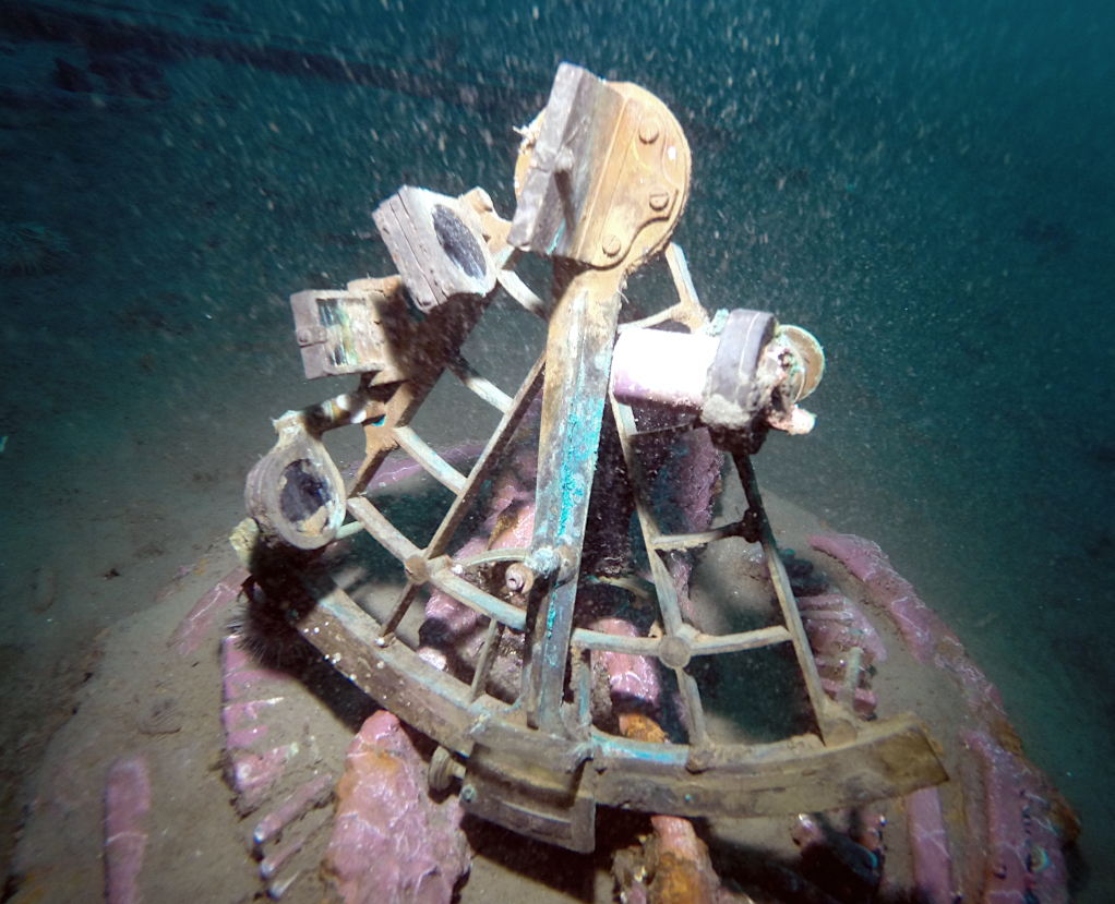 un sextant de navire en laiton sur l’épave du Rose Castle