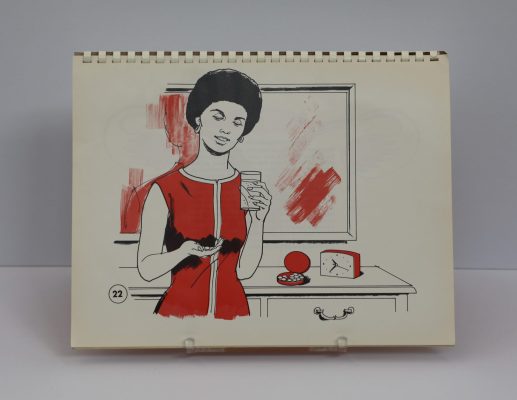 Illustration sur une page à reliure spirale. Une femme portant une robe rouge tient un verre et semble être en train de mettre des pilules dans sa paume avec l’autre main. Sur une table derrière elle se trouve un pilulier rouge ouvert contenant des comprimés et une petite horloge rouge.