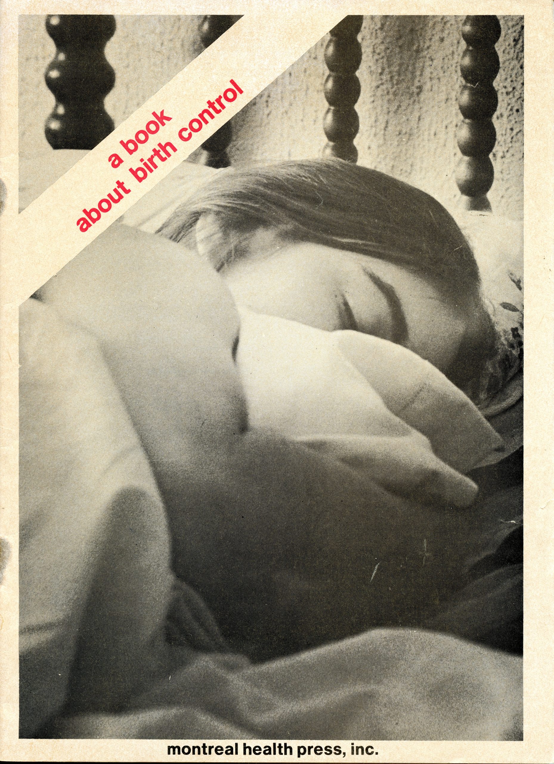 Couverture d’un livre sur la contraception dont se trouve une photo noir et blanc d’une jeune femme endormie dans un lit. Écrit en anglais en rouge sur une bande diagonale sont les mots «&nbsp;un livre sur la contraception&nbsp;».