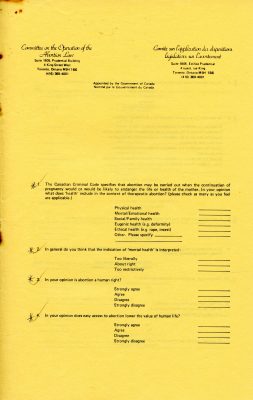 Première page d’un questionnaire imprimé sur du papier jaune utilisé par le Comité sur le fonctionnement de la loi sur l’avortement. Le document contient quatre questions. Il s’agit d’un questionnaire à choix multiples. 