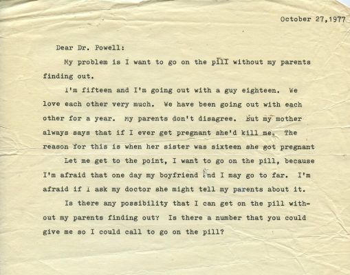 Lettre dactylographiée sur du papier beige texturé. Adressée à la Dre Powell, la lettre raconte le désir d’une adolescente d’obtenir la pilule anticonceptionnelle sans que ses parents l’apprennent.