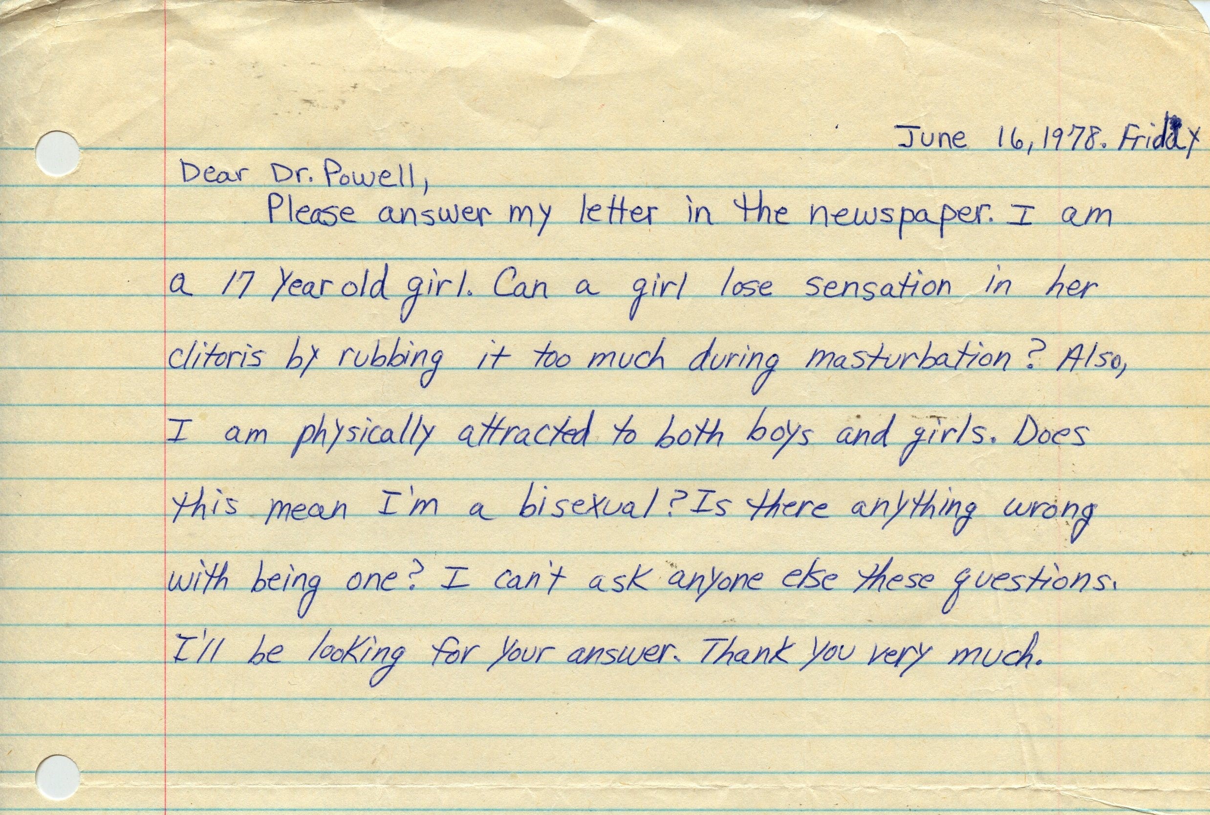 Lettre manuscrite à l’encre bleue imprimée sur du papier jaune ligné. La lettre provient d’une jeune femme qui souhaite poser une question personnelle sur la sexualité.