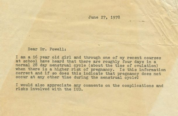 Lettre dactylographiée sur du papier jaune. La lettre s’adresse à la Dre Powell et parle des cycles menstruels et des risques liés aux DIU.