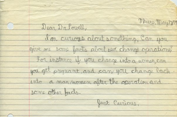 Lettre manuscrite en cursive avec un crayon sur du papier de cahier jaune ligné. La lettre s’adresse à la Dre Powell et pose des questions sur la chirurgie d’affirmation de genre.