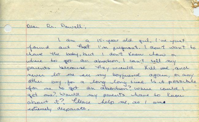 Lettre manuscrite à l’encre bleue sur du papier de cahier jaune ligné. La lettre s’adresse à la Dre Powell et demande des renseignements sur l’avortement.