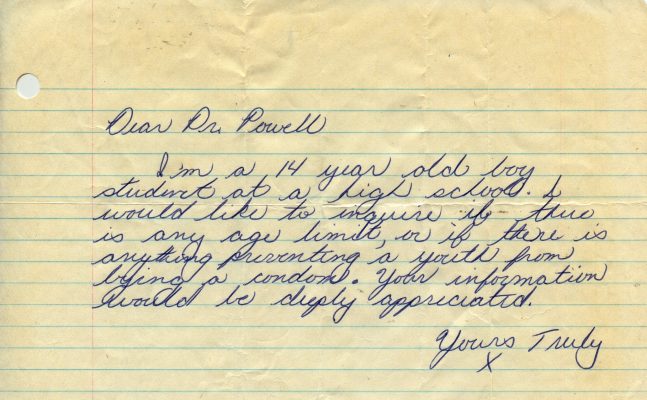 Lettre manuscrite en cursive et à l’encre bleue sur du papier jaune ligné. L’auteur de cette lettre adressée à la Dre Powell veut savoir comment il peut acheter des condoms.