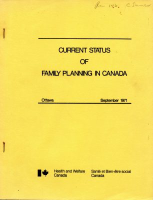 Page de couverture jaune d’un rapport agrafé intitulé en anglais «&nbsp;État actuel de la planification familiale au Canada&nbsp;», daté de septembre 1971. Près du bas, on voit un logo où figure le drapeau canadien et un texte en français et en anglais se lisant : Santé et Bien-être social Canada.
