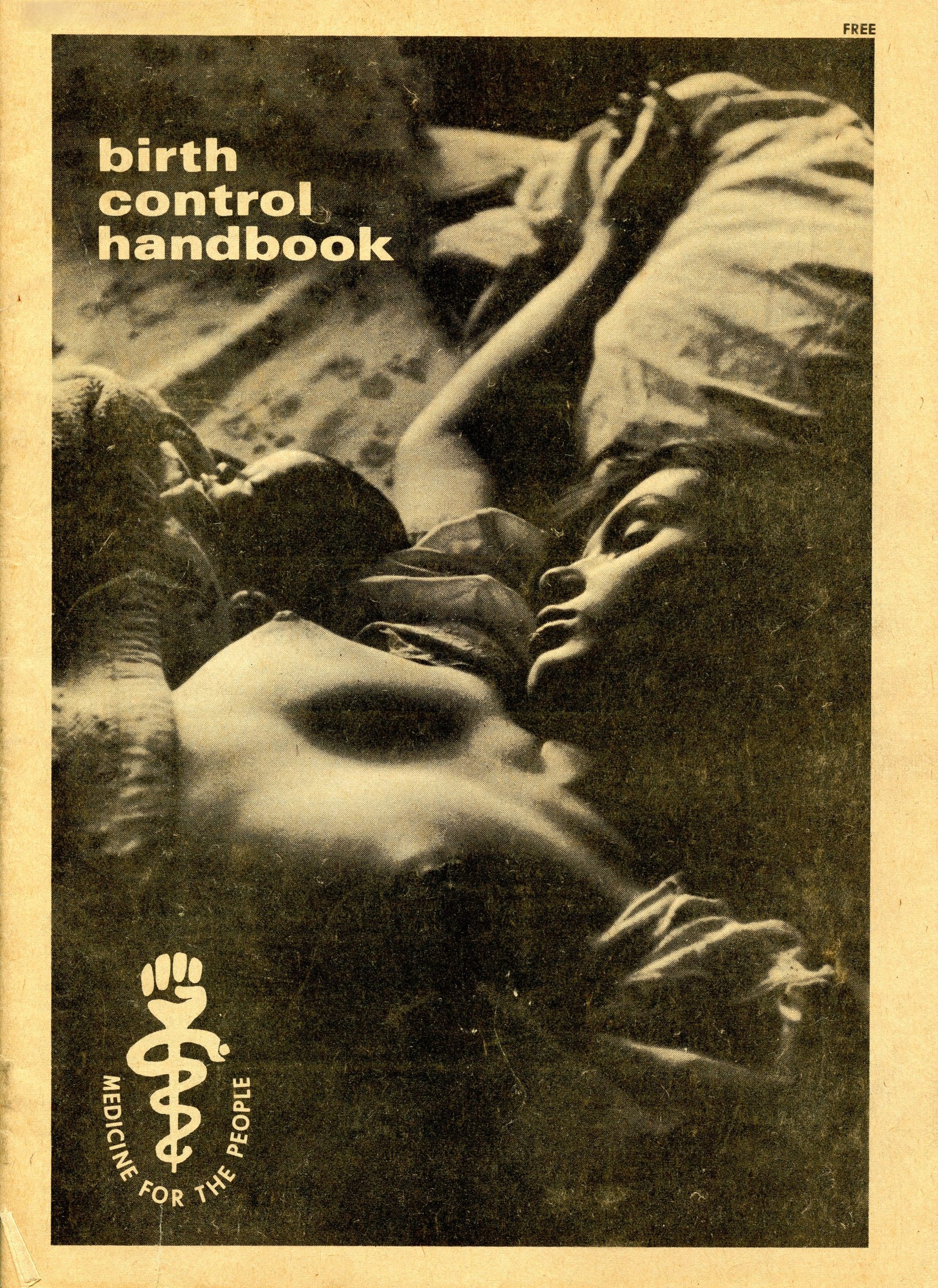 Couverture sépia d’un livre intitulé en anglais «&nbsp;Guide sur la contraception&nbsp;». On y voit la photo d’une femme et d’un bébé allongés dans un lit, couverts partiellement par une couverture. Dans le coin inférieur gauche se trouve un emblème ressemblant au symbole médical, où un poing s’agrippe à un bâton enroulé d’un serpent, accompagné du texte en anglais «&nbsp;Médecine pour le peuple&nbsp;».
