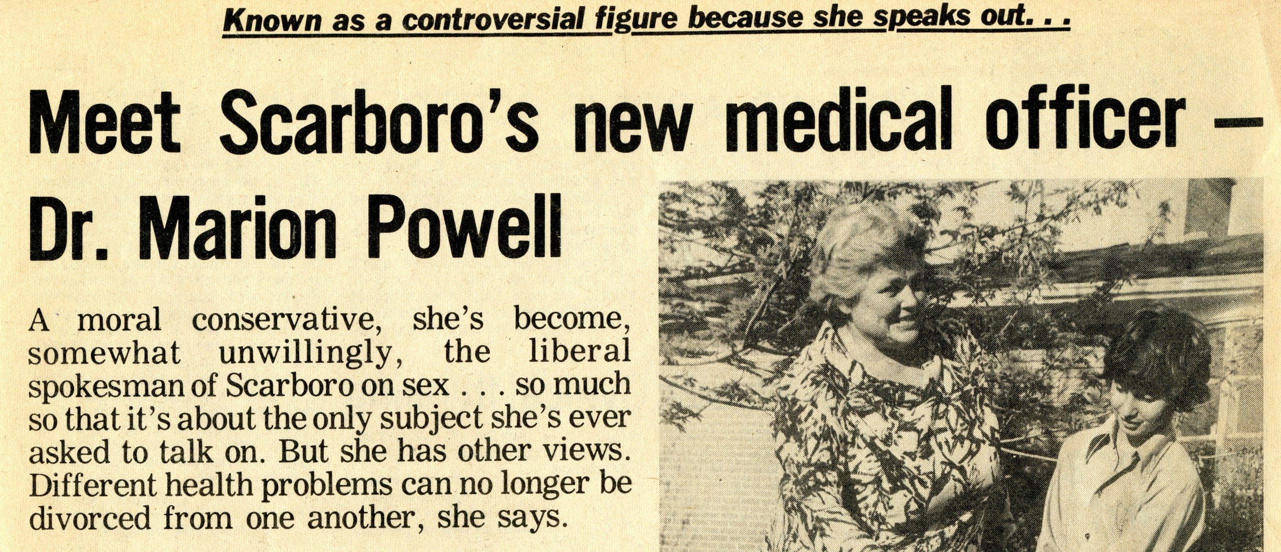 Extrait de journal jauni avec la manchette en anglais «&nbsp;Faites connaissance avec la nouvelle médecin-hygiéniste de Scarboro – la Dre Marion Powell&nbsp;» avec une photo d’une femme d’âge mûr parlant à une jeune personne.