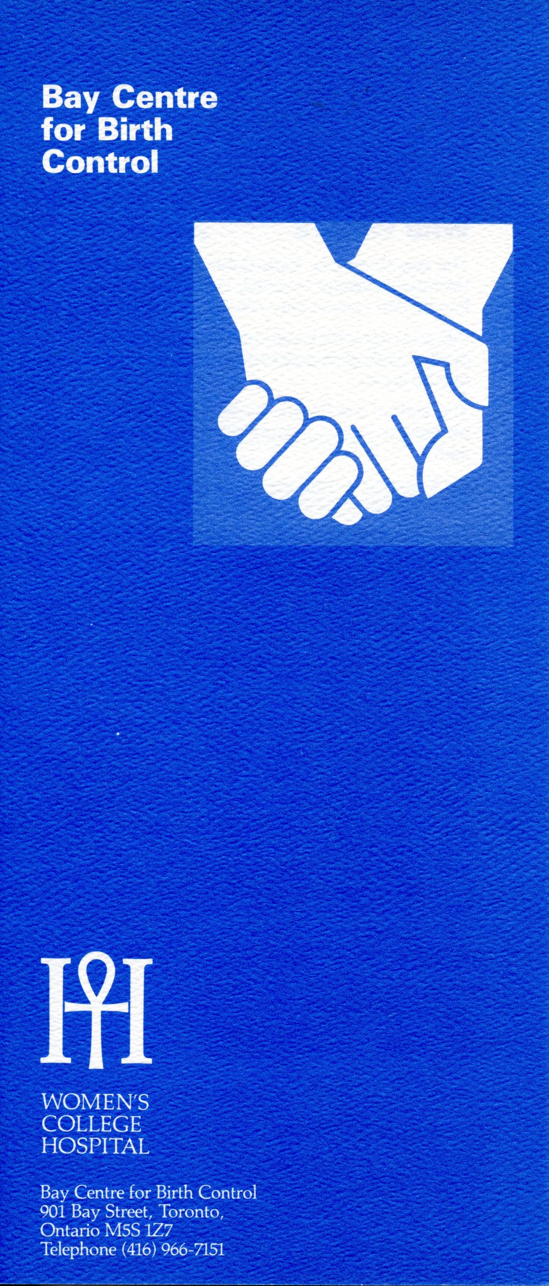 Dépliant bleu avec un graphique blanc illustrant deux mains jointes à l’intérieur d’un carré près du centre. Au-dessus du graphique le nom Bay Centre for Birth Control apparaît en lettres blanches. En bas se trouve un logo composé de la lettre H, d’une croix ansée et du Women’s College Hospital en blanc. Au-dessous se trouvent les coordonnées du Bay Centre for Birth Control dans un texte blanc plus petit.