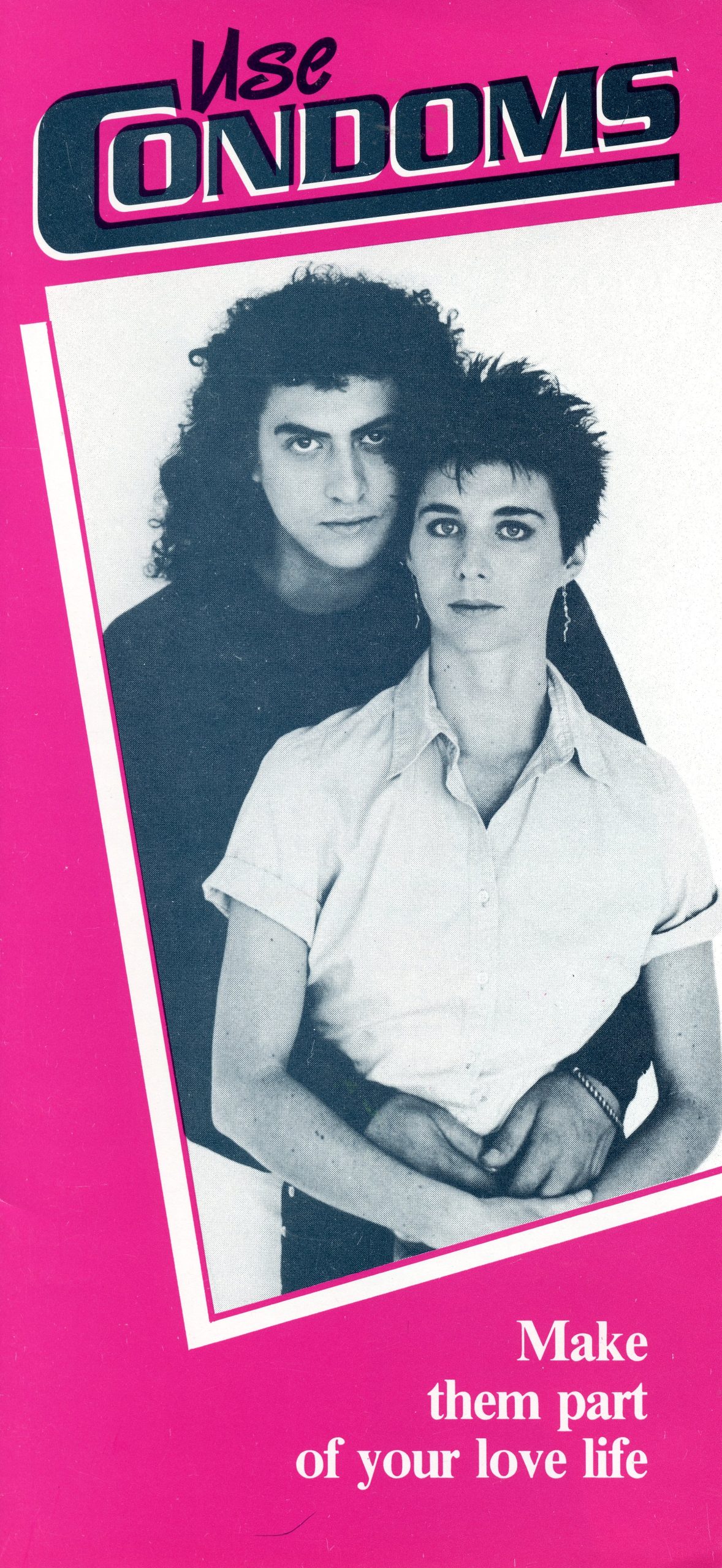Dépliant rose vif avec photo en noir et blanc d’un couple. Le texte se lit en anglais «&nbsp;Utilisez des condoms : Intégrez-les à votre vie amoureuse&nbsp;».