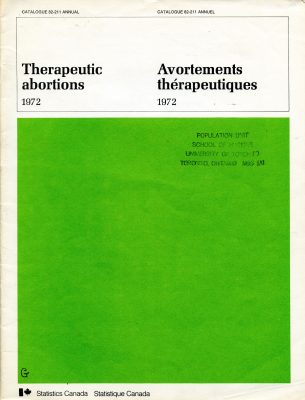 Couverture d’un document intitulé « Avortements thérapeutiques 1972 » écrit en français et en anglais, avec la section inférieure en vert. Près du bas, on voit un logo où figure le drapeau canadien avec le texte Statistique Canada en français et en anglais. 