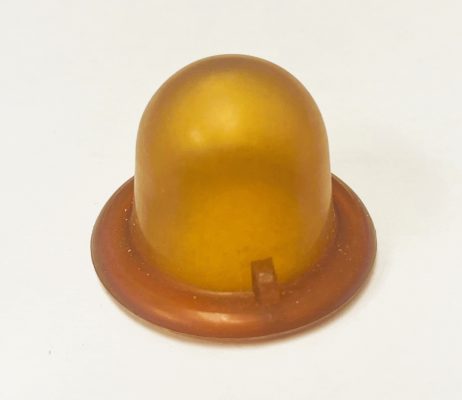 Petit objet de forme voûtée avec un dessus ambré et une base brune sur un fond blanc.