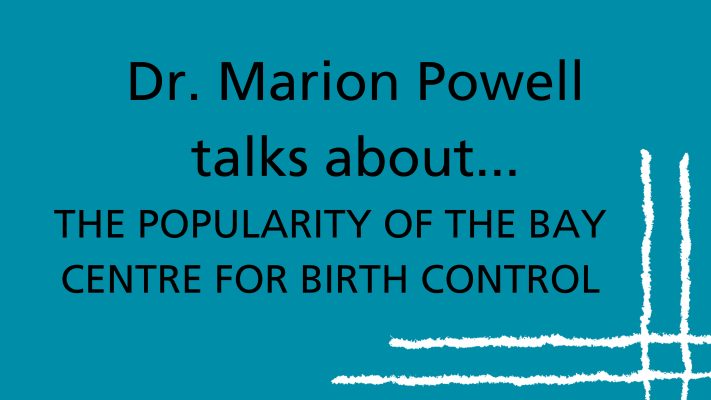 Texte noir sur fond bleu sarcelle qui se lit ainsi : La Dre Marion Powell parle de la popularité du Bay Centre for Birth Control.