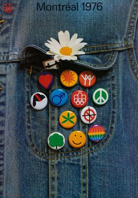 Une affiche présente douze macarons colorés épinglés à la poche d’une veste en denim. Un harmonica dépasse de la poche, au rabat orné d’une marguerite. L’inscription Montréal 1976 et le logo rouge des Jeux de Montréal figurent au sommet de l’affiche.