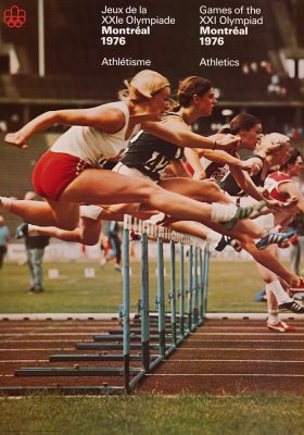 L’en-tête d’une affiche indique : Jeux de la vingt et unième Olympiade, Montréal, 1976, athlétisme. Elle montre cinq coureuses sautant simultanément une haie, jambes et bras tendus.