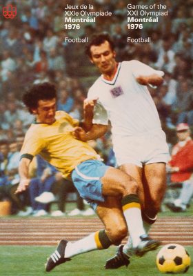 L’en-tête d’une affiche indique : Jeux de la vingt et unième Olympiade, Montréal, 1976, football. Elle montre deux joueurs de soccer rivaux, se disputant le ballon sur un terrain gazonné. En jaune et bleu, l’un glisse devant l’autre, tout en blanc.