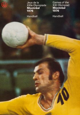 L’en-tête d’une affiche indique : Jeux de la vingt et unième Olympiade, Montréal, 1976, handball. En gros plan, un joueur, vêtu d’un maillot jaune et portant le numéro 10, saute en tenant un ballon blanc au-dessus de sa tête.