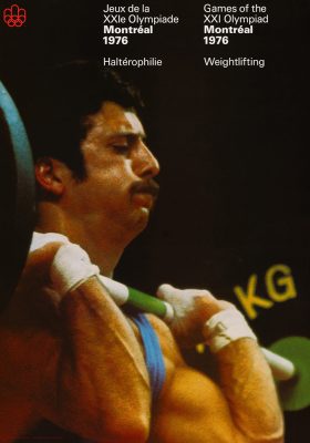 L’en-tête d’une affiche indique : Jeux de la vingt et unième Olympiade, Montréal, 1976, haltérophilie. Elle présente un athlète qui porte la moustache, en sueur, les joues gonflées. Les muscles de ses bras gonflés, il tient des haltères au niveau de ses épaules.
