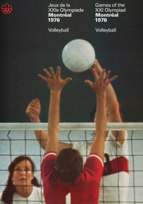 L’en-tête d’une affiche indique : Jeux de la vingt et unième Olympiade, Montréal, 1976, volleyball. Elle montre deux adversaires aux bras tendus, sautant vers le ballon au-dessus du filet. La coéquipière de l’une d’elles reste attentive.