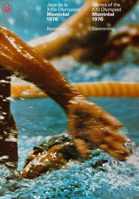 L’en-tête d’une affiche indique : Jeux de la vingt et unième Olympiade, Montréal, 1976, natation. Elle présente, en gros plan, la tête et le bras droit mouillé de deux athlètes nageant le crawl dans leur corridor de nage respectif.