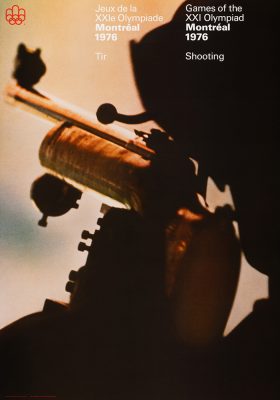 L’en-tête d’une affiche indique : Jeux de la vingt et unième Olympiade, Montréal, 1976, tir. Elle montre le profil sombre d’un tireur, à contre-jour, pointant une arme de tir sportif.