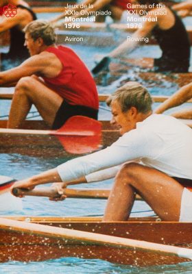 L’en-tête d’une affiche indique : Jeux de la vingt et unième Olympiade, Montréal, 1976, aviron. Elle montre des athlètes ramant dans leurs embarcations, sur l’eau calme. À l’avant-plan, deux adversaires crispent le visage, en plein effort.