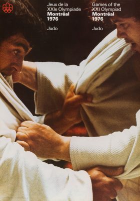 L’en-tête d’une affiche indique : Jeux de la vingt et unième Olympiade, Montréal, 1976, judo. Elle présente deux athlètes masculins en plein combat, tirant chacun sur la tenue blanche de l’autre.