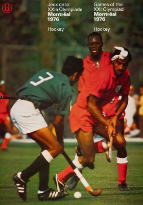 L’en-tête d’une affiche indique : Jeux de la vingt et unième Olympiade, Montréal, 1976, hockey. Elle montre trois athlètes masculins en action. En rouge, deux d’entre eux foncent vers leur adversaire, en vert, qui contrôle la balle sur le gazon.