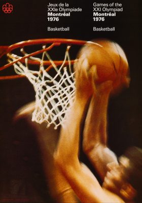 L’en-tête d’une affiche indique : Jeux de la vingt et unième Olympiade, Montréal, 1976, basketball. Elle présente une photographie floue évoquant le mouvement. Un joueur saute vers le panier, ballon en main. Le bras d’un autre joueur se tend vers le panier.