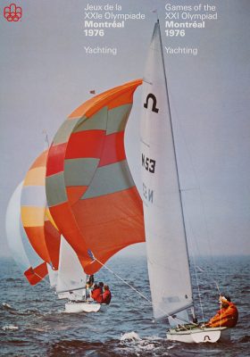 L’en-tête d’une affiche indique : Jeux de la vingt et unième Olympiade, Montréal, 1976, yachting (voile). Elle présente des athlètes sillonnant l’eau légèrement agitée, sur trois embarcations aux voiles gonflées.